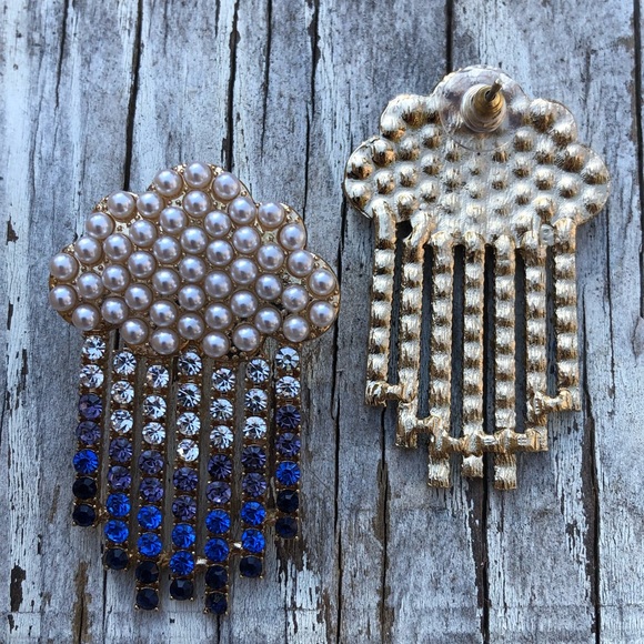 🌧Silver Lining Drop Earrings! - Picture 4 of 5